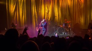 2015년 런던 라운드하우스에서 공연하는 스웨이드.