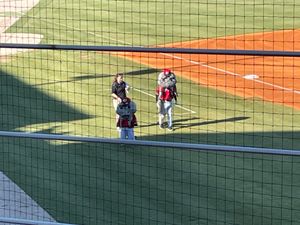 1회말 티셔츠 투척을 하는 머디 더 머드캣과 미니 머디