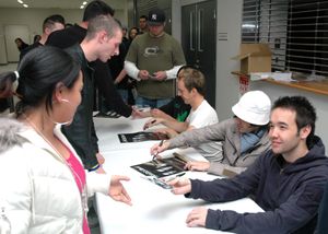 2007년 팬들에게 사인해주는 후바스탱크