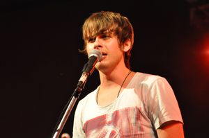 마크 포스터(사진)는 "Pumped Up Kicks"를 작곡한 후 자신의 웹사이트에 무료 다운로드 형식으로 이 곡을 게시했다. 이후 여러 채널을 통해 입소문이 나면서 인기를 얻었고, 이 밴드는 음반 계약을 체결했다.