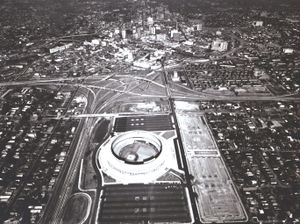 애틀랜타 스카이라인과 주간 고속도로 20/75 교차로가 보이는 경기장 조감도