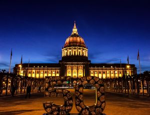 샌프란시스코 시청이 슈퍼볼 50 3일 전에 금색으로 빛나다