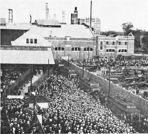 1915년 8월 18일, 새로운 야구장에서 열린 첫날, 경기장 밖의 전차 루프에 모인 군중