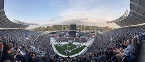 2023년 앨리스 인 체인스와 건즈 앤 로지스의 코프먼 스타디움 콘서트 무대 설치