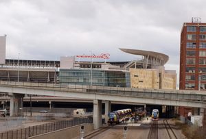 타겟 필드 외부, 타겟 필드 역의 통근자 플랫폼 뷰 포함