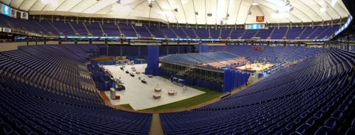 2009년 NCAA 남자 농구 토너먼트를 위해 설치된 메트로돔; 임시 관람석은 농구 코트를 양쪽에 둘러싸고, 다른 두 면에는 영구 관람석이 있다.