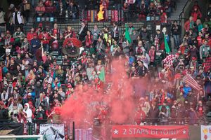 로즈 시티 리베터스 서포터 그룹이 손스의 골 이후 응원하며 연기를 내뿜고 있다.