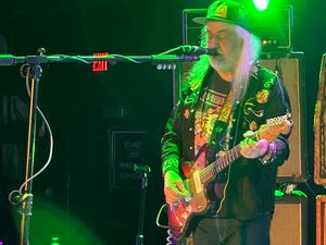 2024년 1월 24일 뉴저지 애즈베리 파크의 스톤 포니에서 다이너소어 주니어와 함께 공연하는 J 마스시스.