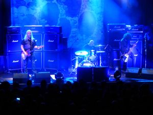 2013년 2월 1일, I Bet on Sky 투어 중 맨체스터 리츠 무대에 선 다이너소어 주니어