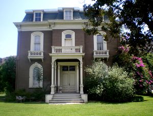 루이스 필립스의 1875년 제2 제국 양식 저택, 스파드라 마을 부지