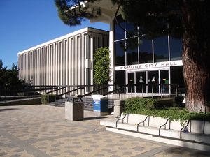 포모나 시청, 1969년 건축, 설계는 웰튼 베켓과 B. H. 앤더슨