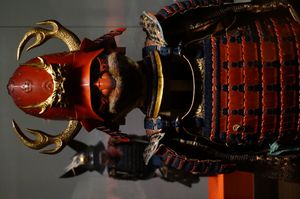 당세구족의 특징적인 독창적인 디자인의 투구, 동 부분의 판찰, 얼굴과 어깨를 보호하는 면구와 당세 소매가 보인다. 도요토미 히데쓰구가 사용했던 것으로 알려진 주칠 칠 矢筈札 紺사 素懸威具足는 16-17세기 아즈치모모야마 시대 산토리 미술관에 소장되어 있다.