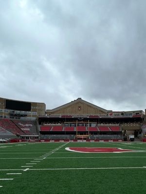 캠프 렌달 경기장에서 본 필드 하우스 상단의 "W" 문장