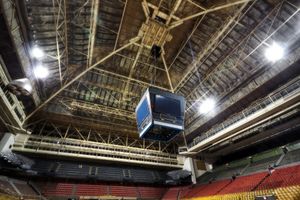 1982년, 메이플 리프 가든스는 오래된 중앙 걸이식 전광판을 새로운 모델로 교체했다.