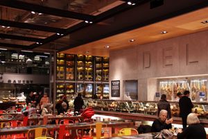 메이플 리프 가든스의 로블로 플래그십 스토어. 랜드니 어소시에이츠가 디자인했다.