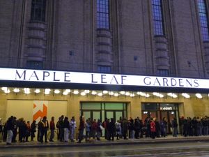 2011년 11월 30일. 개장 행렬이 여러 블록으로 이어졌다.