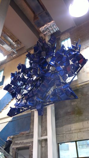 재활용된 경기장 의자로 만든 3차원 조각상.