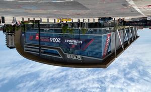 2024년 공화당 전당대회를 위해 장식된 피서브 포럼 외부