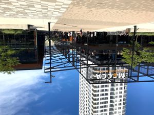 디 어 디스트릭트 중심부의 공공 공간 역할을 하는 포럼 외부 광장.