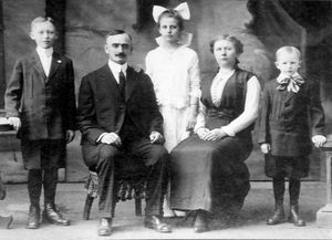 프레드 트럼프(맨 왼쪽)와 그의 가족,