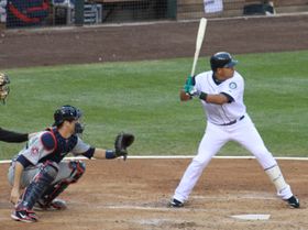 2010년 트윈스에서 포수를 보고있는 마워 (왼쪽)