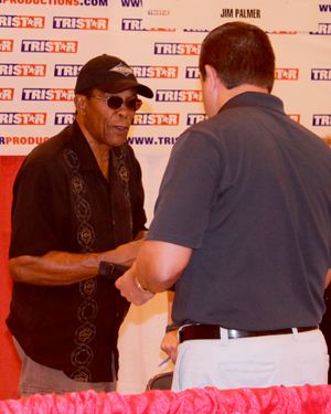 커루 (왼쪽)가 2014년 5월 팬과 대화하고 있다.