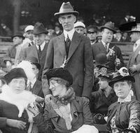 1915년. 앞줄 왼쪽 여성이 맥 부인