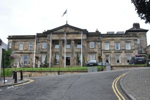 Hotel Colessio. 관광은 스털링 경제의 중요한 부분이다.