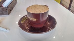 올드타운 화이트 커피 시그니처 매장에서 제공되는 올드타운 화이트 커피 한 잔.