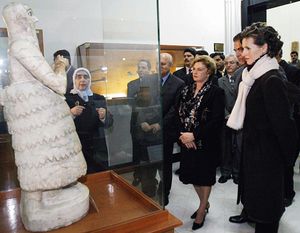 아사드와 브라질의 영부인 마리사 레티시아 룰라 다 실바가 2003년 12월 3일 다마스쿠스 국립 박물관에서 이쿠-샤마간 동상을 보고 있다.