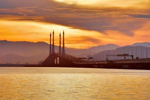 현대와 말레이시아 기업들이 공동 건설한 페낭 대교는 1985년 완공 당시 동남아시아에서 가장 긴 다리였다.