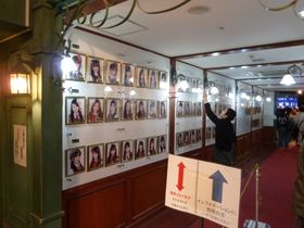 리모델링 전의 인포메이션 카운터 측에서 극장 로비를 바라보는 통로와 벽면에 장식된 벽 사진