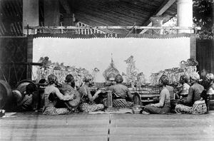 1862년에서 1872년 사이에 가믈란 오케스트라와 함께 공연하는 와양 쿨릿