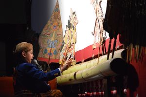 와양 꿀릿}}는 자카르타에서 아이들이 공연한다.