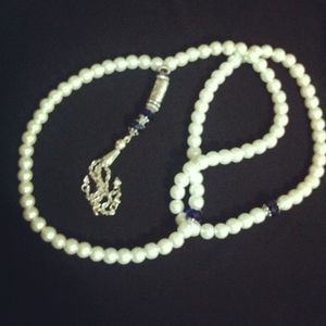 무슬림들이 디크르 기도의 횟수를 세는 타스비흐의 한 예.