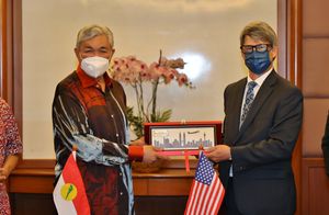 자히드와 2022년 미국의 말레이시아 대사 브라이언 D. 맥피터스