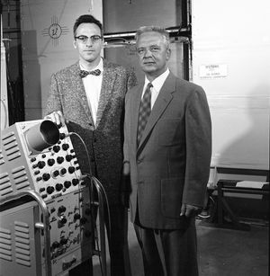 클라이드 코완과 프레더릭 라인스 사진