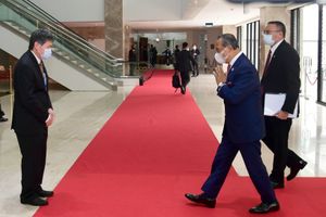 2021년 4월 24일, 무히딘 야신 총리와 히샴무딘 후세인 외무장관이 림 족 호이 ASEAN 사무총장의 영접을 받고 있다.