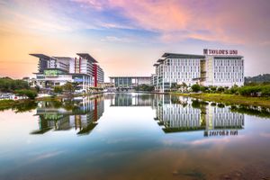 테일러스 레이크사이드 캠퍼스는 2010년 1월 완공되었으며, 5.5에이커의 인공 호수로 둘러싸인 27에이커의 열대 녹지에 자리 잡고 있다.