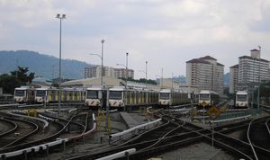 구형 열차를 보여주는 암팡 지하철 노선 차량 기지