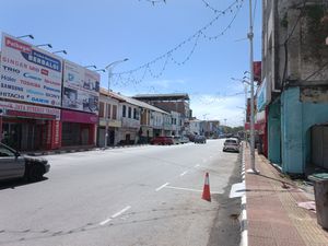 전쟁 전 상점 건물이 시내 잘란 라자 아만 샤에 줄지어 있다.