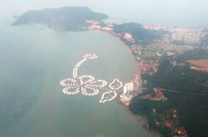 렉시스 히비스커스 포트 딕슨, 오른쪽에 탄중 투안이 말라카 해협으로 뻗어 있다