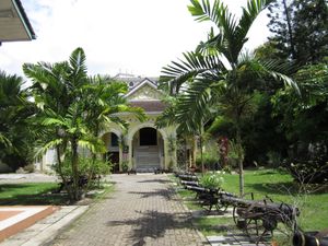 케다 왕립 박물관. 1735년에 완공되었으며, 이전에는 여러 케다 술탄의 공식 거주지로 사용되었다. 현재 건물은 19세기에 지어졌다.