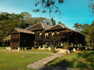 Kampung Warisan(헤리티지 빌리지)의 Taman Jubli Perak에 위치한 복원된 두 개의 전통적인 Kedah Malay house 중 하나인 Rumah Tok Su.