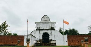 1780년에 완성된 Kacapuri Gate는 Kota Kuala Kedah(Kuala Kedah 요새)의 역사적인 입구이다.