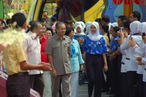 시티 하스마(가운데)는 남편 마하티르 모하맛과 함께 페락주 부킷메라를 방문했다.
