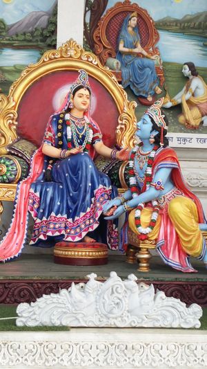 크리슈나가 여신 라다를 섬기는 모습