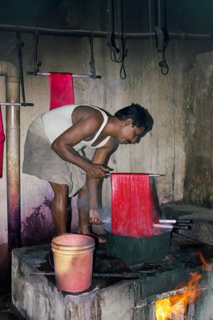 쿰바코남, 타밀나두에서 끓는 물에 실크를 염색하는 남성