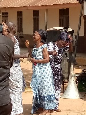 장례식에서 우는 두 여성