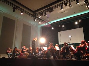 살로넨과 필하모니아 오케스트라가 베를린 애플 스토어에서 루토스와프스키, 시벨리우스, 살로넨의 작품을 연주하고 있다.